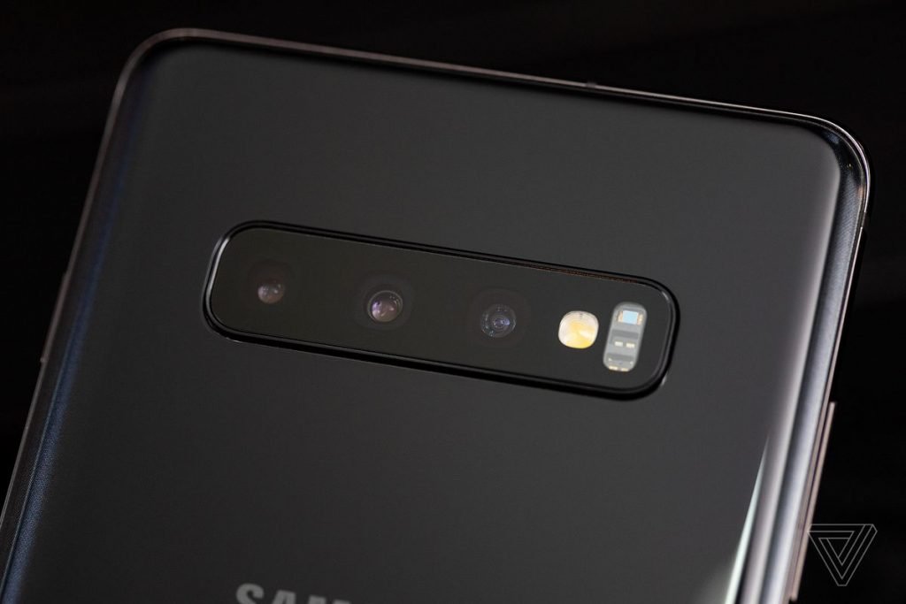 En termes de qualité de construction et de convivialité, il s’agit peut-être des téléphones Samsung les plus premium jamais publiés. Ils sont agréables à tenir et encore plus agréables à regarder, même s'ils sont gros et peut-être difficiles à manier d'une main. Samsung utilise encore l'aluminium pour ses cadres, qui n'a pas tout à fait le même attrait que l'acier inoxydable utilisé par Apple sur l'iPhone XS et XS Max. La S10 Plus sera disponible avec une option de dossier en céramique, renforçant ses qualités esthétiques et tactiles